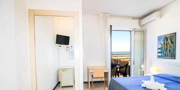 Samozrejmosťou je elegantná kúpeľňa so sprchovacím kútom a fénom.