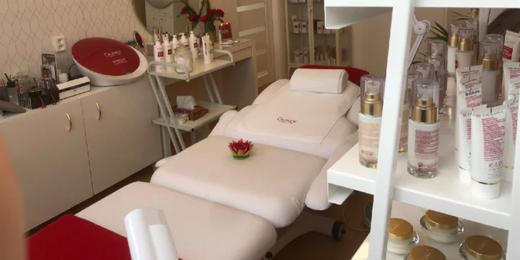 Čeká vás pěsticí kosmetická péče nebo kompletní omlazující procedura Hydradermie Youth.