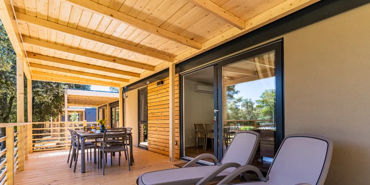 Domček Surf Beach Village ponúka plne zastrešenú terasu s rozlohou 26 m².