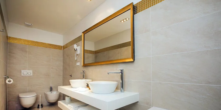 Součástí koupelny je vana, toaleta i bidet.