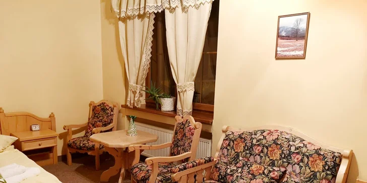 Většina pokojů se může pochlubit vlastním balkonem a výhledem na Krušné hory a každá budova disponuje svým vlastním parkovištěm. 