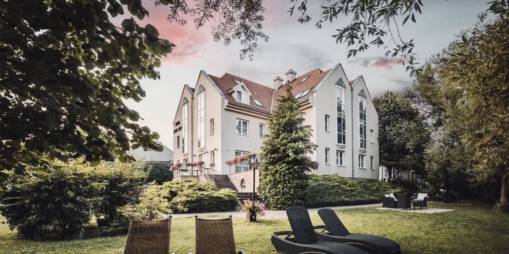 Hotel Lajta Park**** leží v centre mesta vedľa pešej zóny, v príjemnom prostredí so záhradou a potôčikom.