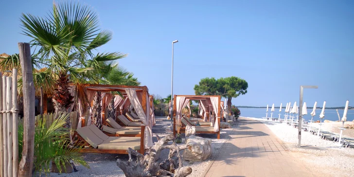 Nejbližší oblázkovou pláž najdete 1,3 kilometru od hotelu. 