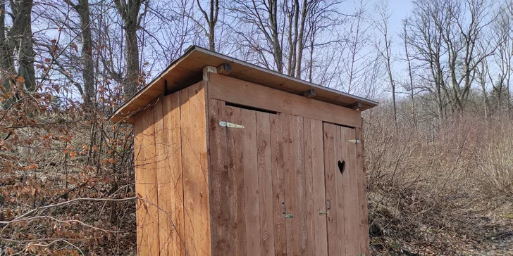 O hygienu a podobně se postará sprcha a kadibudka venku. 