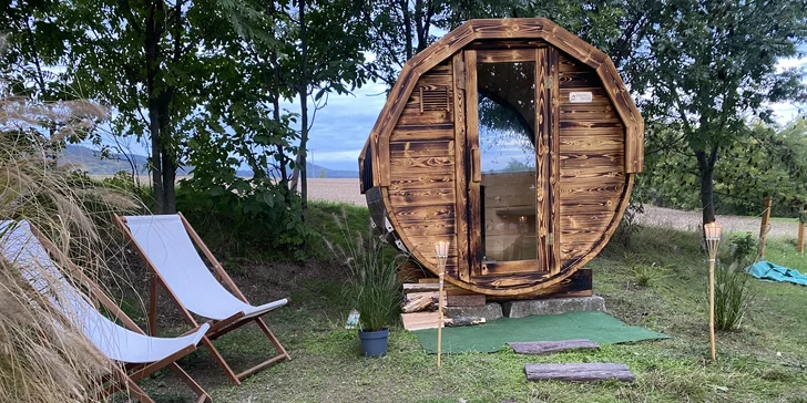 Za příplatek se dá zalézt do sauny pro 4 osoby, která se díky prosklené stěně a kvalitním kamnům Harvia na dřevo postará o vskutku skvělý zážitek. 