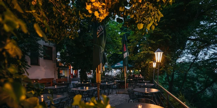 Na čepu tu mají Gambrinus a Pilsner Urquell, žízeň ale můžete zahnat třeba i limonádou. 