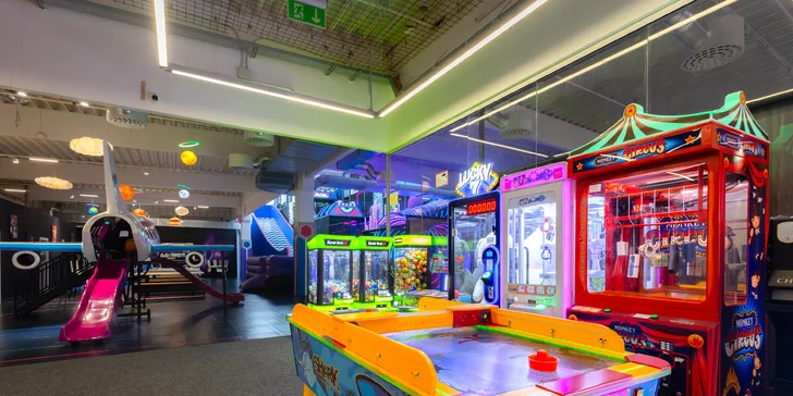 Pre tých, ktorí si chcú na chvíľu oddýchnuť od behania, sú k dispozícii populárne herné automaty a air-hockey.