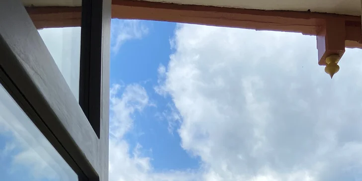 Příjemné posezení nabízí velká lodžie, na které si vychutnáte šálek lahodné kávy, sklenku vína či večerní západ slunce.