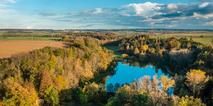Na soukromém rybníku kousek od chaty si můžete užít projížďku na lodičce. 
