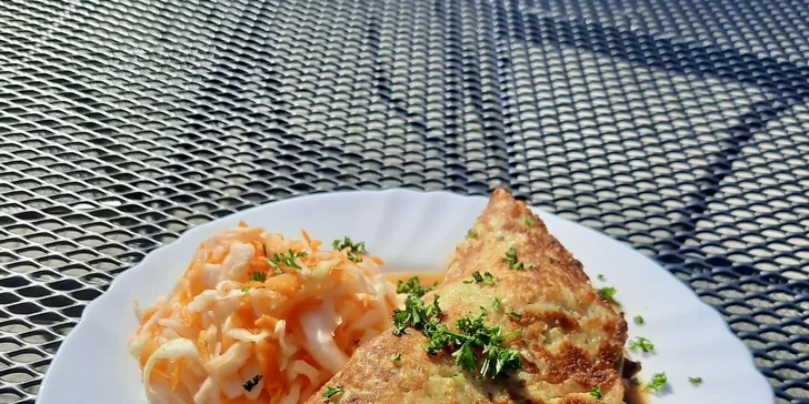 V nabídce restaurace najdete polévky, česká jídla, ale i steaky, burgery nebo pizzu.
