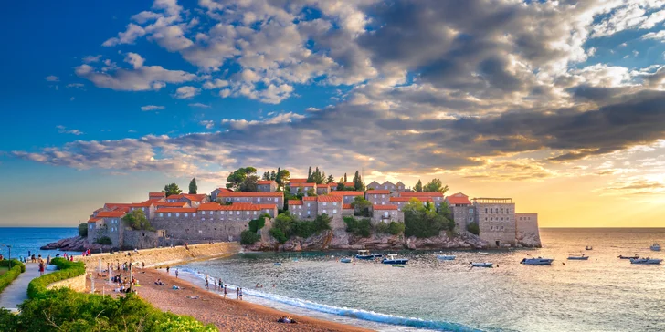 Na pláž Sveti Stefan to budete mít asi 7 minut. 