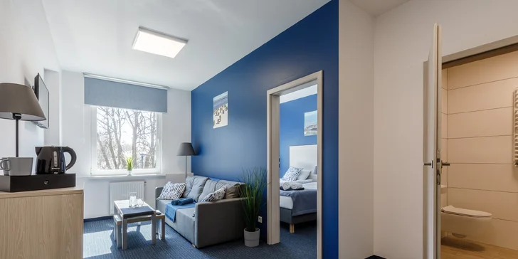 Čtyřlůžkový apartmán má oddělenou ložnici a obývací pokoj s rozkládací pohovkou. 