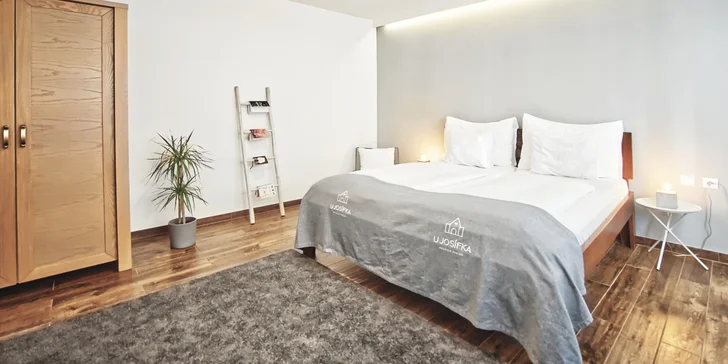 Apartmány jsou zařízeny v elegantním venkovském stylu s využitím masivního dřeva