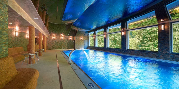 Hodina relaxu v bazénu s atrakcemi, drink v pool baru a 50min. celková masáž pro jednu i dvě osoby
