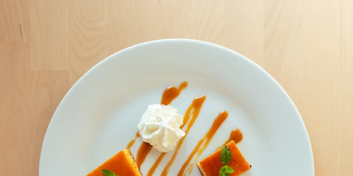 Jako sladká tečka se podává crème brûlée s výraznou karamelovou chutí.