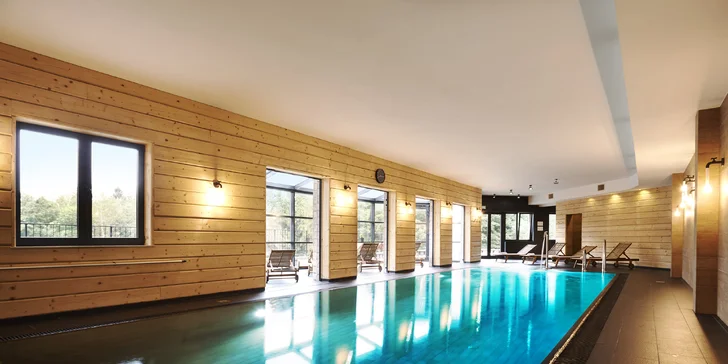 Ve wellness je krytý bazén velký 12 × 4,5 m.