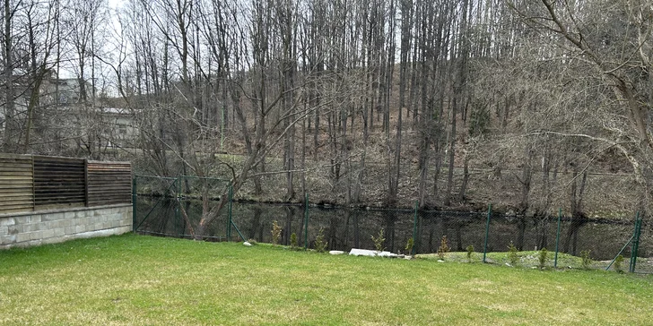 Za domom nájdete aj záhradu s ohniskom a plynovým grilom, opekať tak môžete ostošesť!