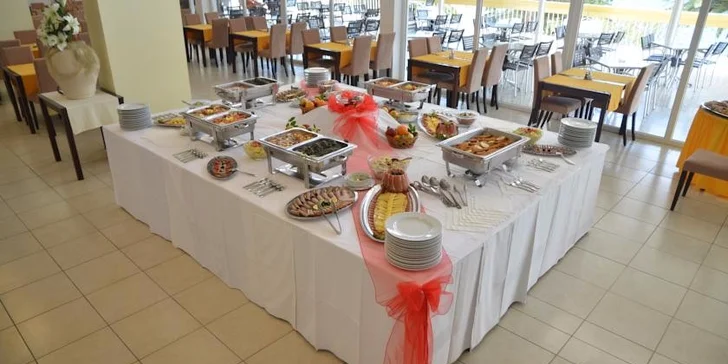 Váš kupón zahŕňa program Light All Inclusive, ktorý zahŕňa raňajky, obedy aj večere. V čase podávania jedla si môžete dopriať nealko nápoje – džúsy, colu, tonic, pivo, biele aj červené víno.