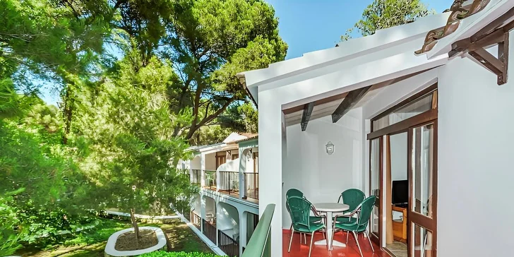 Každý apartmán má také balkon nebo terasu. 