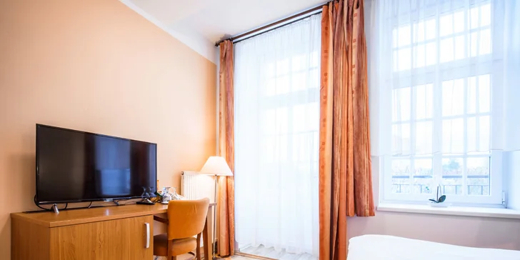 Nadstandard 6 má oproti ostatním standardním pokojům balkón a vanu.