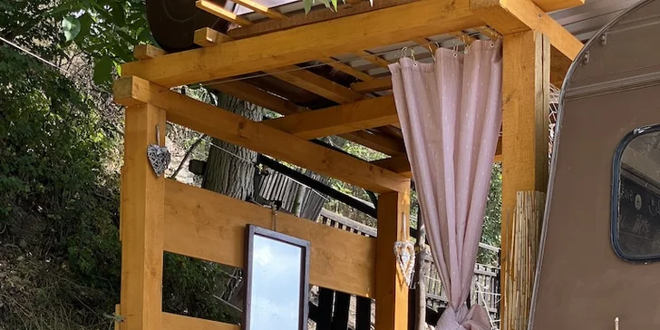 Nově zbudovaná koupelna vedle karavanu. Ohřev vody je zajištěn pouze ze slunečních paprsků, místo sprchové hlavice voda teče z lastury mušle a z vany máte krásný pohled do zookoutku (pokud si necháte roztažené závěsy.)