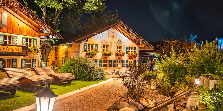 Saunový svět vypadá jako bavorská vesnička. Najdete tu klasické tradiční finskou, bio-saunu, infračervenou saunu, nechybí tu ani sauna důlní, březová, solná… 