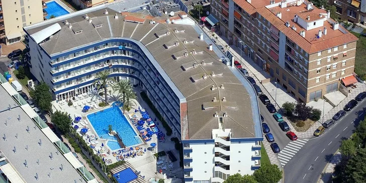 Hotel disponuje bazénem, kde máte lehátka a slunečníky zdarma.