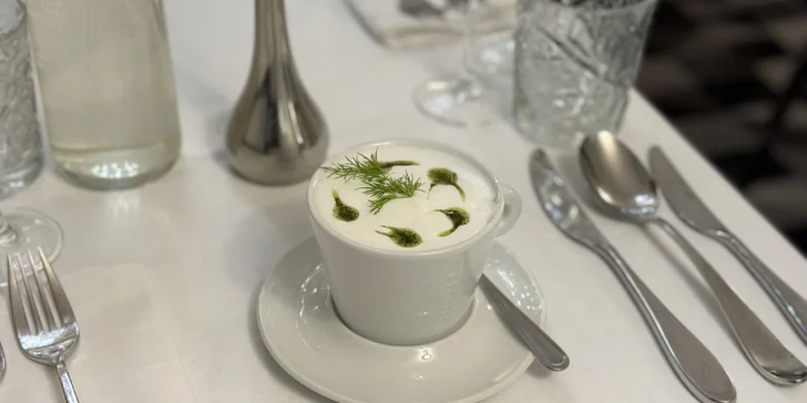 Následuje kulajdové cappuccino a dva hlavní chody.