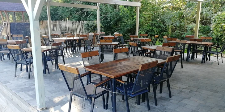 Do příjemné restaurace s terasou ale zajděte i na další dobroty nebo si dejte dobré pivko – čepují tu speciály z malých a lokálních pivovarů. 