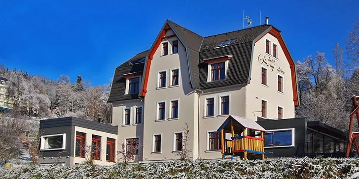 Hotel Slunný dvůr tvoří jednu z dominant okolní horské krajiny. 