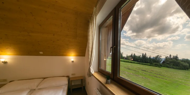 Dominantou vašeho pokoje bude především krásný výhled z okna na okolní vrcholky. 