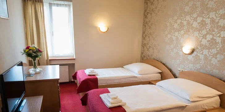 Ubytovaní budete v komfortnej izbe so samostatnou kúpeľňou (vaňa alebo sprchový kút) a wc. K vybaveniu izby patrí aj chladnička s minibarom, TV a WIFI pripojenie.