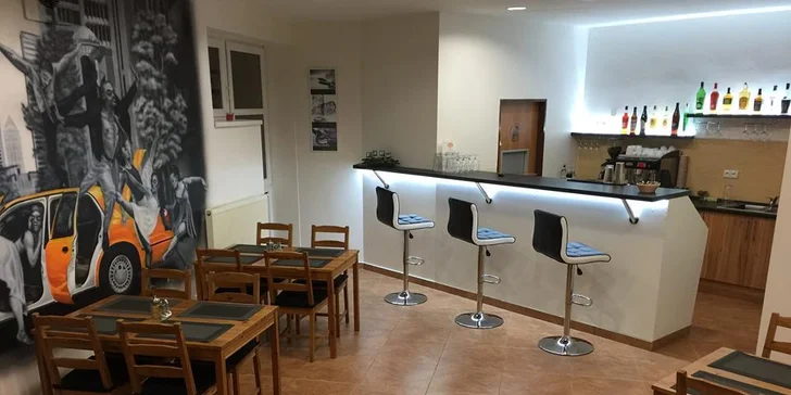 Usaďte se ke stolečku a nechte se okouzlit šťavnatým menu.
