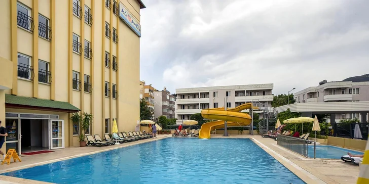 Lehátka a slunečníky máte u bazénu zdarma.