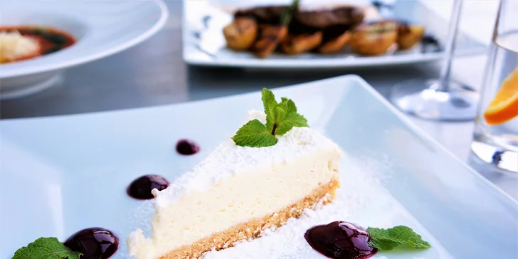 Jako dezert si dáte cheesecake s malinovým přelivem.