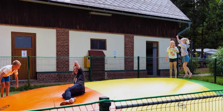Vyřádí se také na skákacím hřišti. 