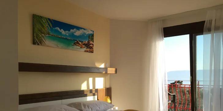 Ubytujete sa v izbe Standard s výhľadom do ulice alebo na more (za príplatok).