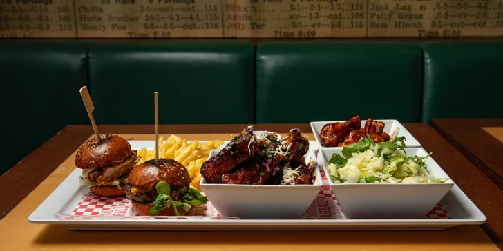 Zdoláte půl kila pečených vepřových žeber a stejné množství křidýlek v BBQ marinádě. 