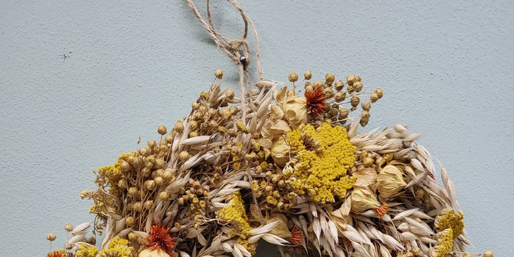 Workshop probíhá pod vedením zkušené floristky. 