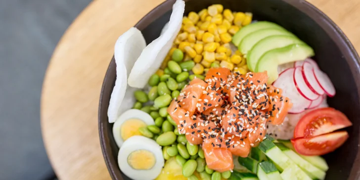 Ak milujete ryžu, quinou, dokonale dochutené mäso, zeleninu a bylinky, siahnite po populárnom Poké bowl!