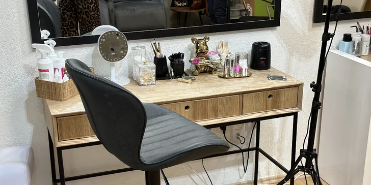 Sáhnout můžete po voucheru na úpravu obočí voskem nebo pinzetou.