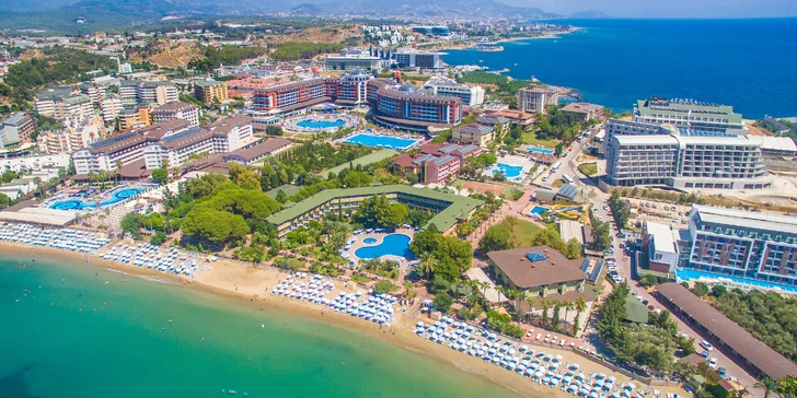 Pláž, navíc oceněnou Modrou vlajkou, najdete hned u hotelu. 