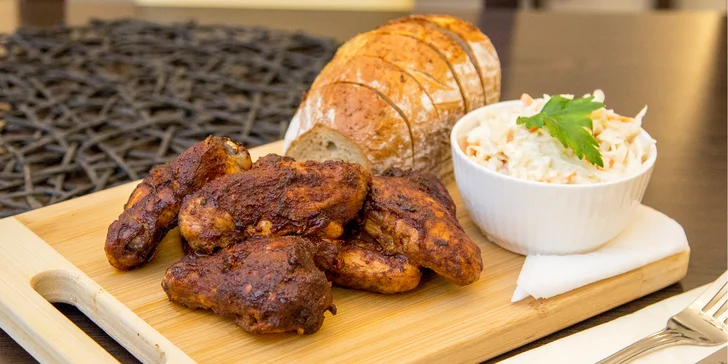 400 nebo 800 g BBQ kuřecích křídel vám tu dají se salátem coleslaw a česnekovým chlebem.