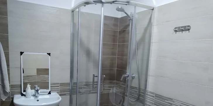 Do sprchy vám půjčí osušku a nachystané budete mít také přezůvky. 