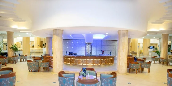 V resortu funguje hlavní restaurace, 4 bary a kavárna.