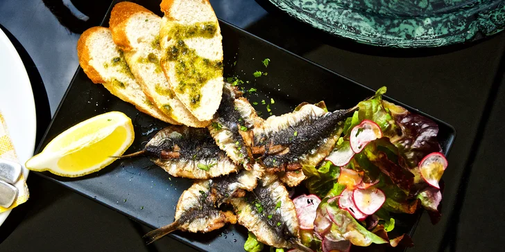 Jako předkrm se podávají fritované sardinky, pesto na bagetkách je domácí výroby. 