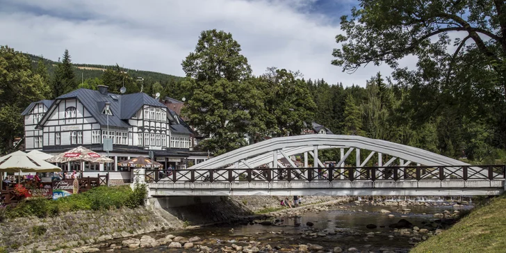 Určitě si zabalte turistické boty a případně horská kola, stezek tu najdete víc než dost. 