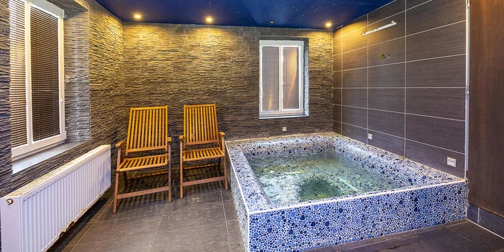 V ceně máte hodinový vstup do wellness zóny s vířivkou a saunou.