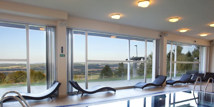 Do vonkajšieho bazéna máte vstup neobmedzený, záleží len na vašej otužilosti a vonkajších teplotách.