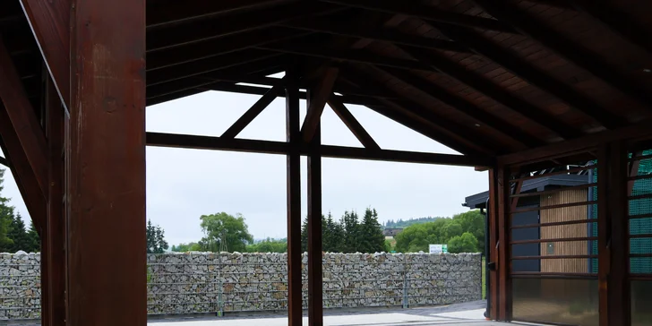 Součástí areálu je bazén s protiproudem a hydromasáží.